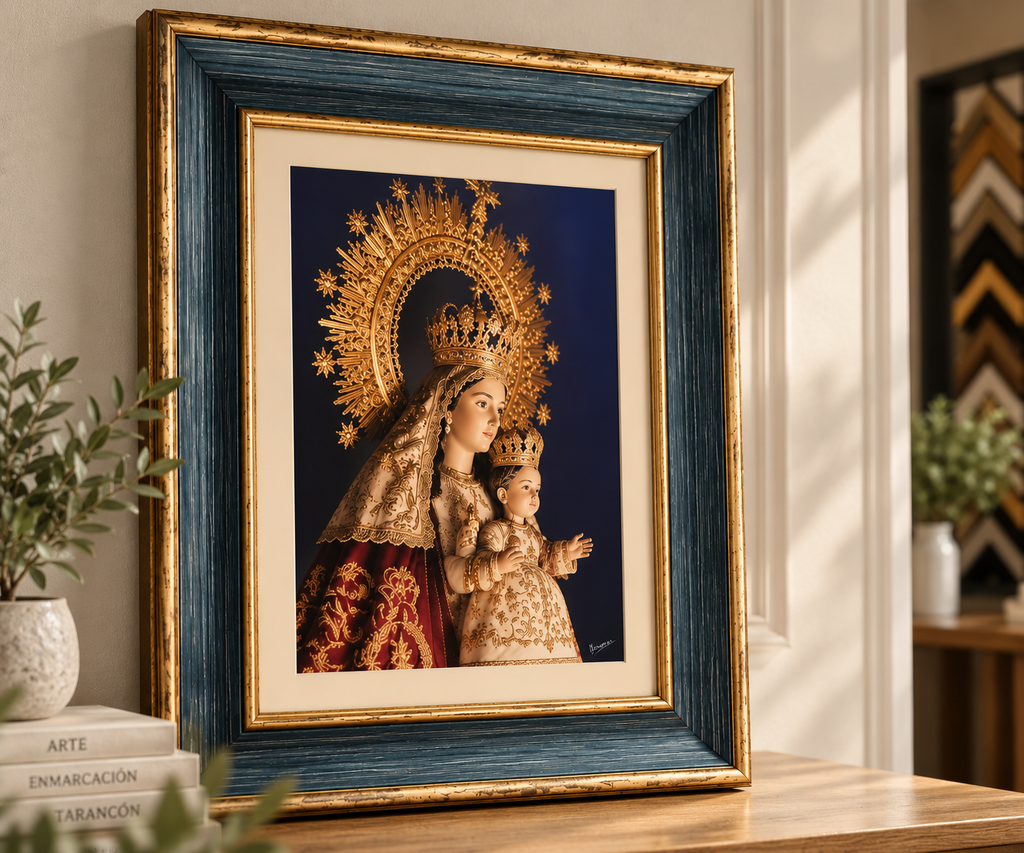 Enmarcación de la Virgen de Riánsares con marco azul y detalles dorados
